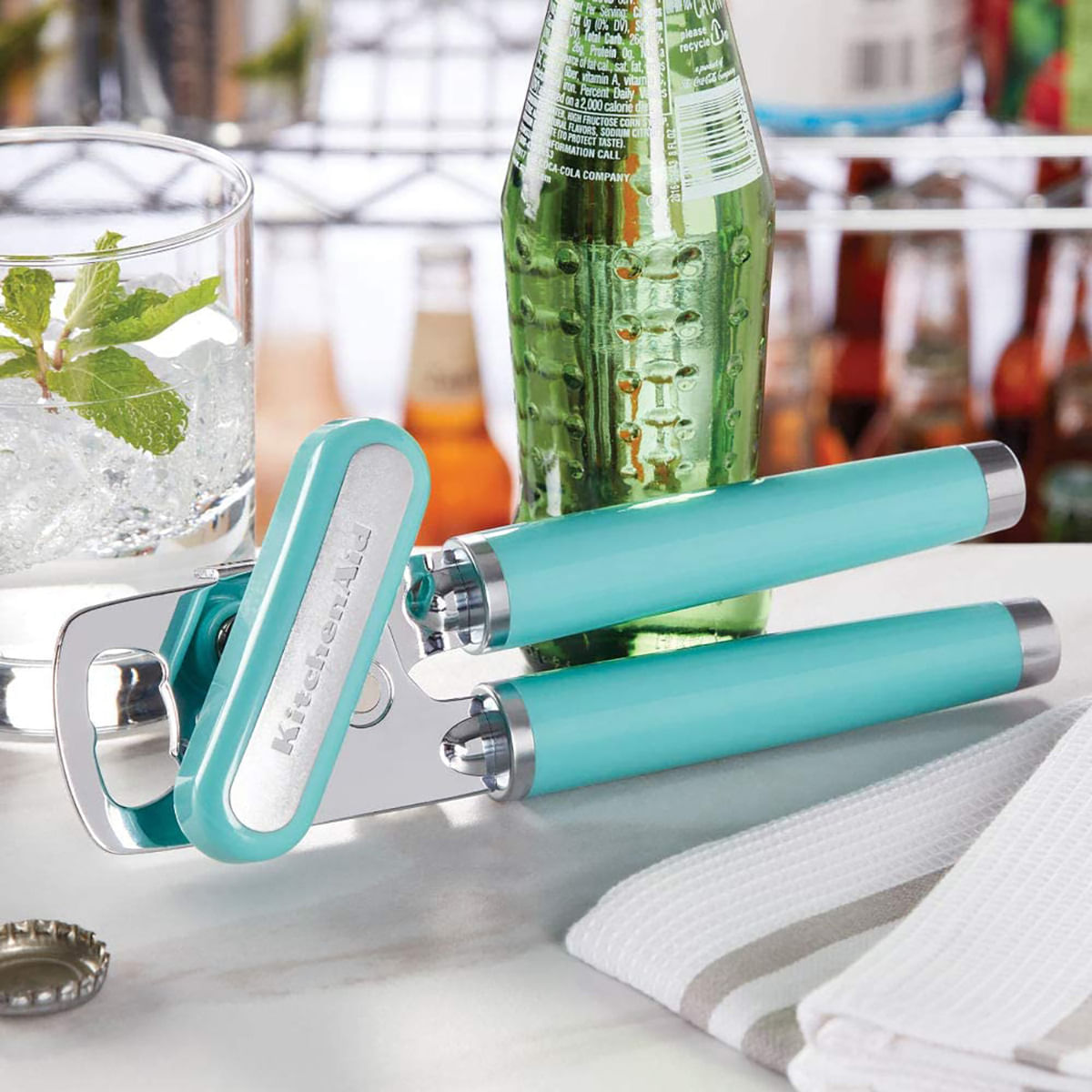 Encontraproduto.com.br - KitchenAid Abridor de latas multifuncional clássico e abridor de garrafas, fácil de usar, roda de corte de aço inoxidável afiada, alças ergonômicas macias, Aqua Sky