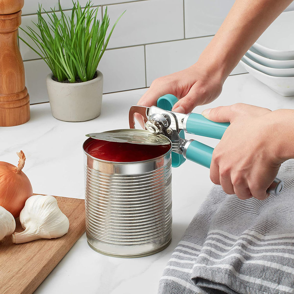 Encontraproduto.com.br - KitchenAid Abridor de latas multifuncional clássico e abridor de garrafas, fácil de usar, roda de corte de aço inoxidável afiada, alças ergonômicas macias, Aqua Sky