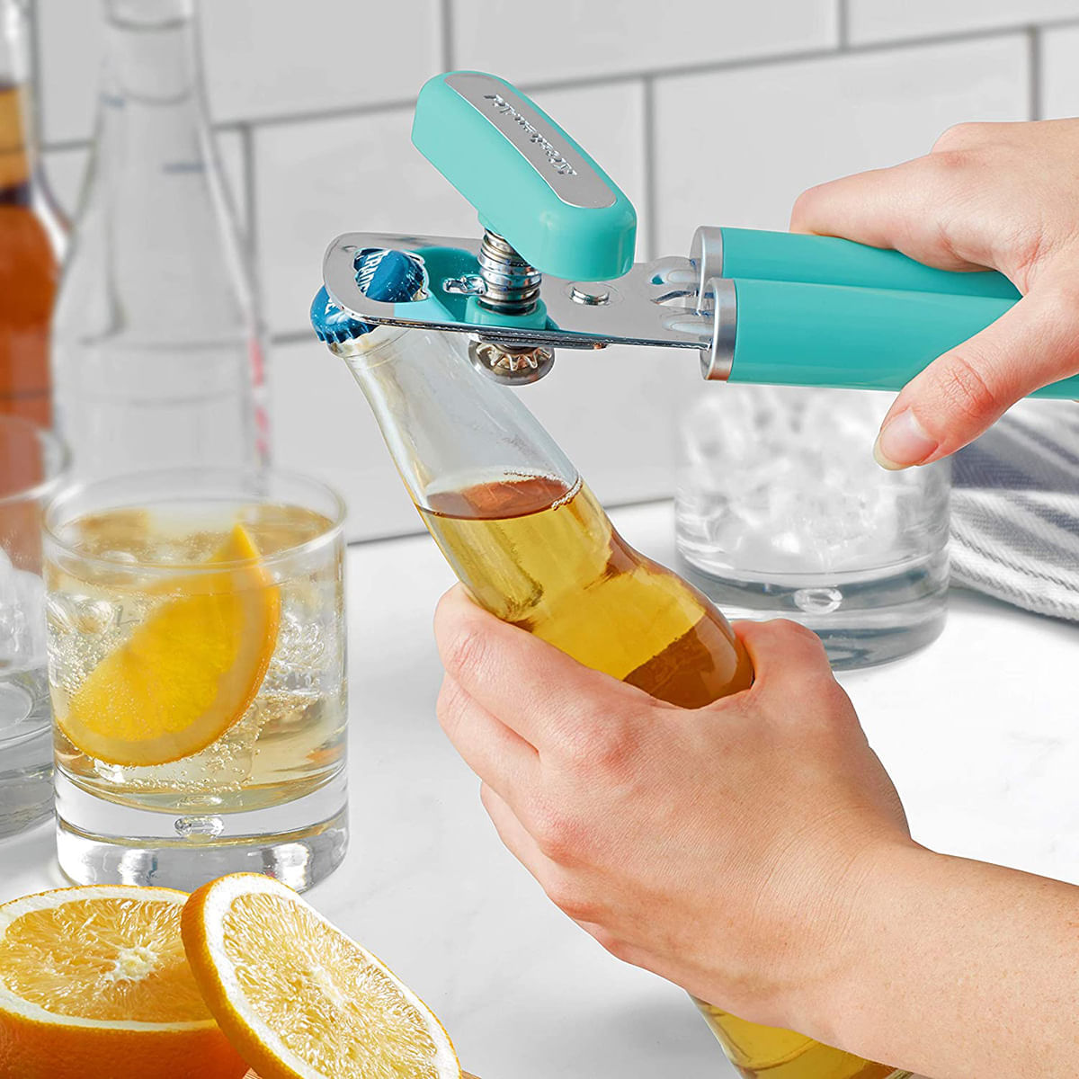 Encontraproduto.com.br - KitchenAid Abridor de latas multifuncional clássico e abridor de garrafas, fácil de usar, roda de corte de aço inoxidável afiada, alças ergonômicas macias, Aqua Sky